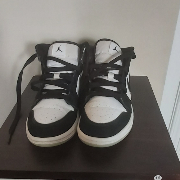 Glow in the dark Nike high top jordans! 😮 - Picture 2 of 5